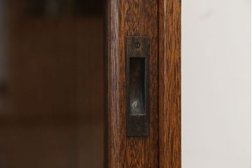 レトロ家具　アンティーク　レトロなデザインの脚付き収納棚(飾り棚・本棚)