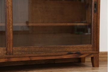 レトロ家具　アンティーク　レトロなデザインの脚付き収納棚(飾り棚・本棚)