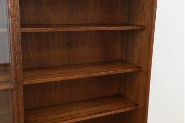 レトロ家具　アンティーク　レトロなデザインの脚付き収納棚(飾り棚・本棚)