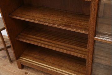 レトロ家具　アンティーク　レトロなデザインの脚付き収納棚(飾り棚・本棚)