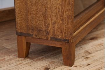 レトロ家具　アンティーク　レトロなデザインの脚付き収納棚(飾り棚・本棚)