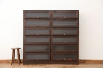 アンティーク家具　アンティーク　素敵なデザイン!特大の銀モールガラスパタパタ下駄箱(収納棚)