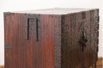 アンティーク家具　古民具・骨董　鉄脚の観音開き時代箪笥ローボード(ローチェスト)