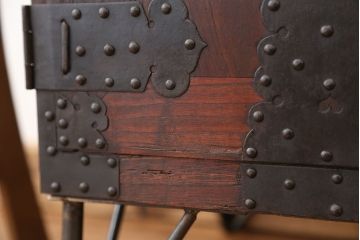 アンティーク家具　古民具・骨董　鉄脚の観音開き時代箪笥ローボード(ローチェスト)