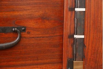 アンティーク家具　古民具・骨董　鉄脚の観音開き時代箪笥ローボード(ローチェスト)
