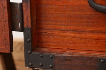 アンティーク家具　古民具・骨董　鉄脚の観音開き時代箪笥ローボード(ローチェスト)
