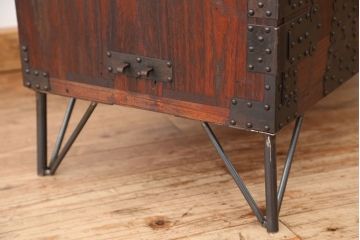 アンティーク家具　古民具・骨董　鉄脚の観音開き時代箪笥ローボード(ローチェスト)