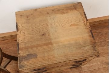 アンティーク家具　アンティーク　古い木味の3杯引き出し(チェスト)