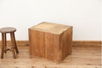 アンティーク家具　アンティーク　古い木味の3杯引き出し(チェスト)