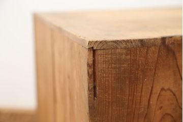 アンティーク家具　アンティーク　古い木味の3杯引き出し(チェスト)