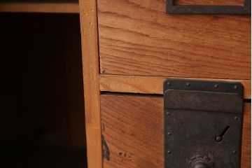 アンティーク家具　古民具・骨董　古い欅材の越後帳場箪笥(銭戸棚)