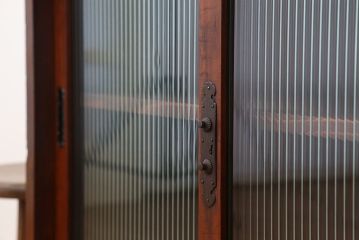 アンティーク家具　古民具・骨董　古い木のモールガラス収納棚(飾り棚、食器棚)