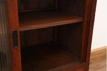 アンティーク家具　古民具・骨董　古い木のモールガラス収納棚(飾り棚、食器棚)