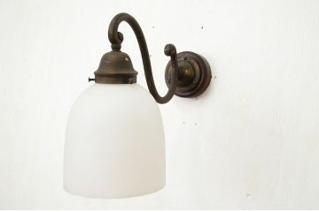 古い洋館の乳白ガラスウォールランプ(壁掛照明電笠)