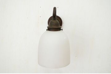 古い洋館の乳白ガラスウォールランプ(壁掛照明電笠)