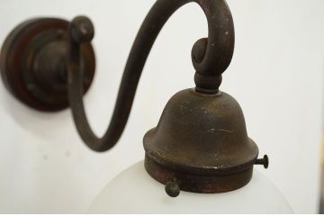 古い洋館の乳白ガラスウォールランプ(壁掛照明電笠)