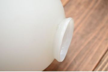 古い洋館の乳白ガラスウォールランプ(壁掛照明電笠)