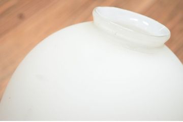 古い洋館の乳白ガラスウォールランプ(壁掛照明電笠)