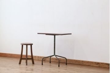アンティーク家具　アンティーク　素敵なデザイン!古いアイアンのサイドテーブル