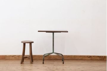 アンティーク家具　アンティーク　素敵なデザイン!古いアイアンのサイドテーブル