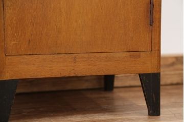 レトロ家具　アンティーク　可愛いデザイン!レトロなサイドテーブル(収納棚)