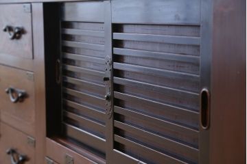アンティーク家具　古民具・骨董　木目の素晴らしい玉杢時代箪笥サイドボード(水屋箪笥・ローチェスト)