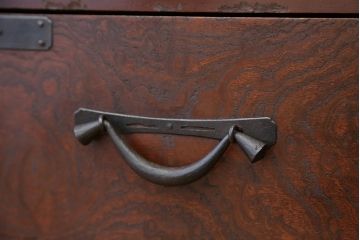 アンティーク家具　古民具・骨董　木目の素晴らしい玉杢時代箪笥サイドボード(水屋箪笥・ローチェスト)