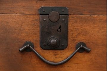 アンティーク家具　古民具・骨董　木目の素晴らしい玉杢時代箪笥サイドボード(水屋箪笥・ローチェスト)