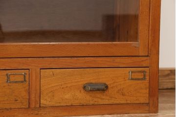 アンティーク　古い雑貨屋の大振りな二段重ね収納棚(飾り棚、ガラスケース)