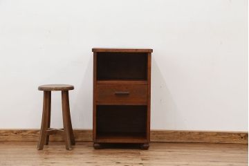 アンティーク家具　アンティーク　可愛いデザイン!古い木の小さな脚付きサイドテーブル