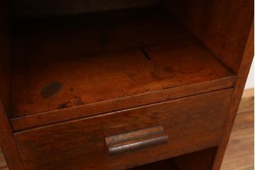 アンティーク家具　アンティーク　可愛いデザイン!古い木の小さな脚付きサイドテーブル