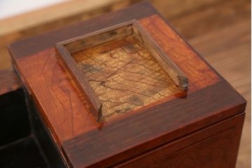 アンティーク雑貨　高級!漆の綺麗なケヤキ玉杢の小引き出し(針箱・裁縫箱)