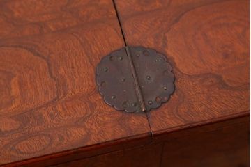 アンティーク雑貨　高級!漆の綺麗なケヤキ玉杢の小引き出し(針箱・裁縫箱)