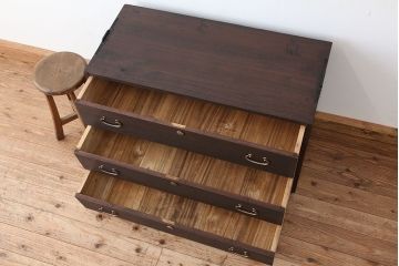 アンティーク家具　アンティーク　可愛いデザイン!シンプルな脚付ローチェスト(ローボード)?