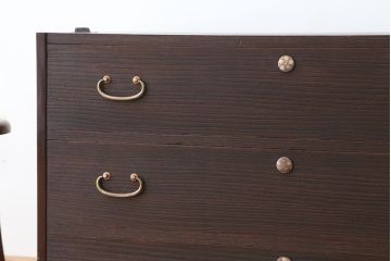 アンティーク家具　アンティーク　可愛いデザイン!シンプルな脚付ローチェスト(ローボード)?
