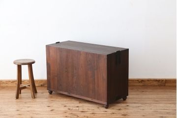 アンティーク家具　アンティーク　可愛いデザイン!シンプルな脚付ローチェスト(ローボード)?