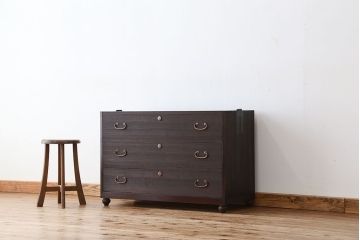 アンティーク家具　アンティーク　可愛いデザイン!シンプルな脚付ローチェスト(ローボード)?