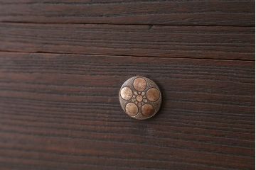 アンティーク家具　アンティーク　可愛いデザイン!シンプルな脚付ローチェスト(ローボード)?