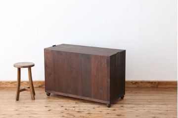アンティーク家具　アンティーク　可愛いデザイン!シンプルな脚付ローチェスト(ローボード)?
