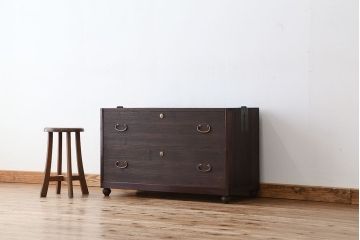 アンティーク家具　アンティーク　可愛いデザイン!シンプルな脚付ローチェスト(ローボード)?
