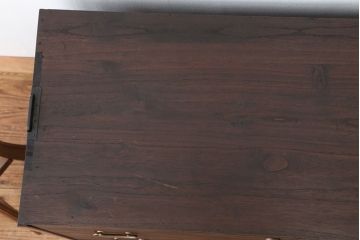 アンティーク家具　アンティーク　可愛いデザイン!シンプルな脚付ローチェスト(ローボード)?