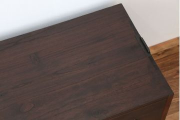アンティーク家具　アンティーク　可愛いデザイン!シンプルな脚付ローチェスト(ローボード)?