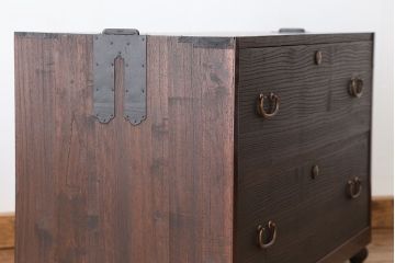 アンティーク家具　アンティーク　可愛いデザイン!シンプルな脚付ローチェスト(ローボード)?