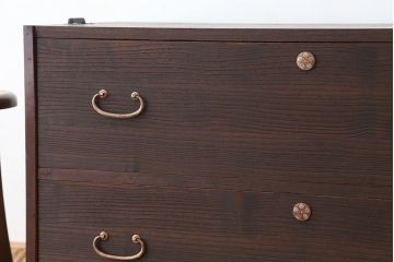 アンティーク家具　アンティーク　可愛いデザイン!シンプルな脚付ローチェスト(ローボード)?