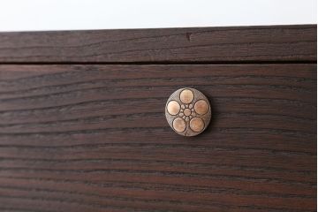 アンティーク家具　アンティーク　可愛いデザイン!シンプルな脚付ローチェスト(ローボード)?