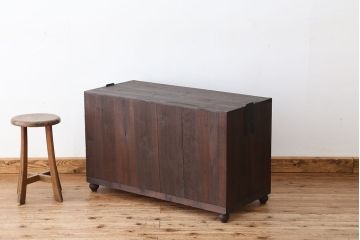 アンティーク家具　アンティーク　可愛いデザイン!シンプルな脚付ローチェスト(ローボード)?