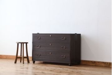 アンティーク家具　アンティーク　可愛いデザイン!シンプルな脚付ローチェスト(ローボード)?