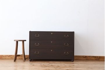 アンティーク家具　アンティーク　可愛いデザイン!シンプルな脚付ローチェスト(ローボード)?