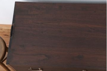 アンティーク家具　アンティーク　可愛いデザイン!シンプルな脚付ローチェスト(ローボード)?