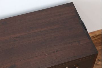 アンティーク家具　アンティーク　可愛いデザイン!シンプルな脚付ローチェスト(ローボード)?